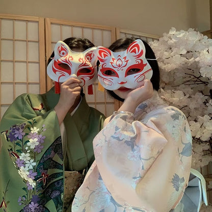 un masque kitsune rouge stylisé, avec des pompons et clochettes.  En palstique souple, il est parfait pour le cosplay et les soirées déguisées. Il est très beau même en décoration