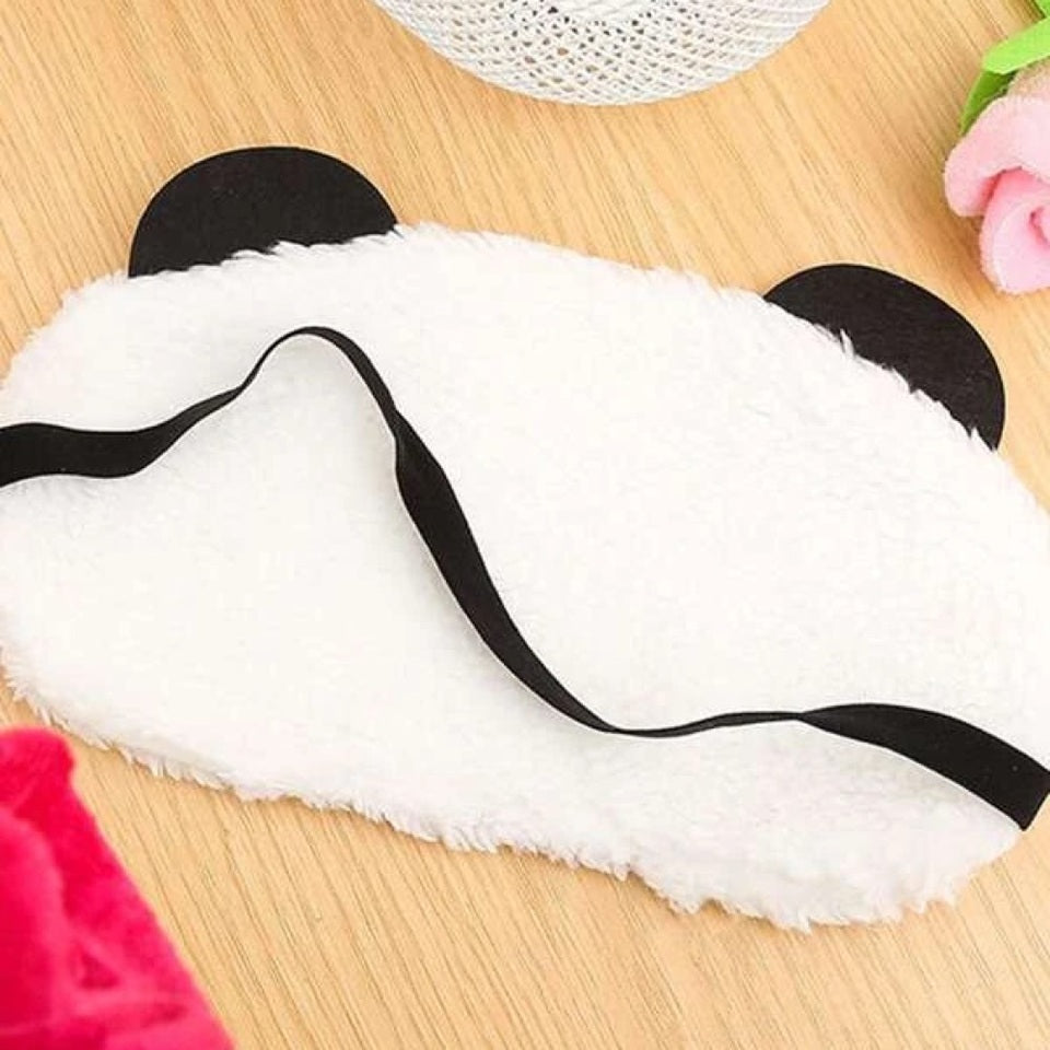 un masque de nuit panda tout doux et confortable. Il possède deux oreilles noires et des yeux rigolos ! Parfait pour une nuit de sommeil reposante.