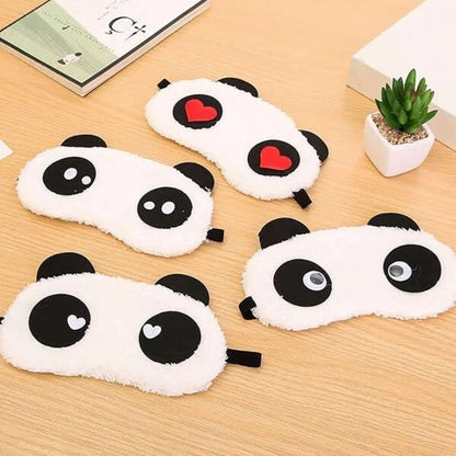 un masque de nuit panda tout doux et confortable. Il possède deux oreilles noires et des yeux rigolos ! Parfait pour une nuit de sommeil reposante.