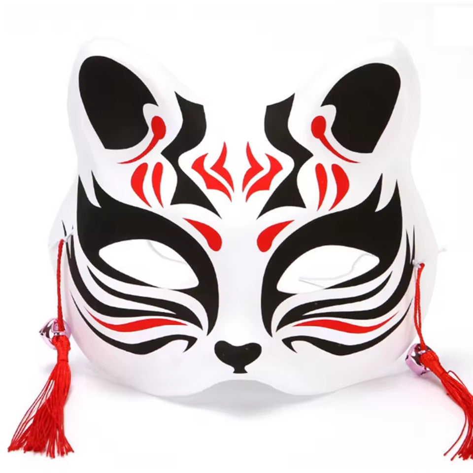 un masque renard kitsune noir et rouge plein de symbolique