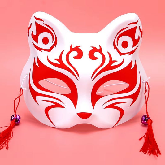 un masque kitsune rouge stylisé, avec des pompons et clochettes.  En palstique souple, il est parfait pour le cosplay et les soirées déguisées. Il est très beau même en décoration
