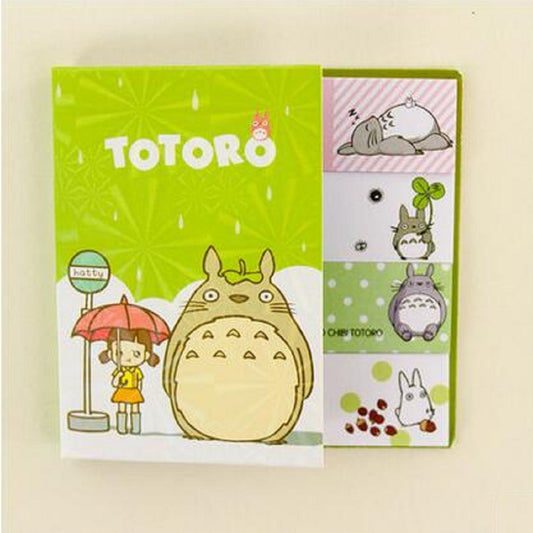 un ensemble de mémos adhésifs et de sticky notes inspirés de Totoro et de son univers magique et féérique. Avec ces jolies illustrations de Totoro, il devient indispensable pour rester bien organisé.