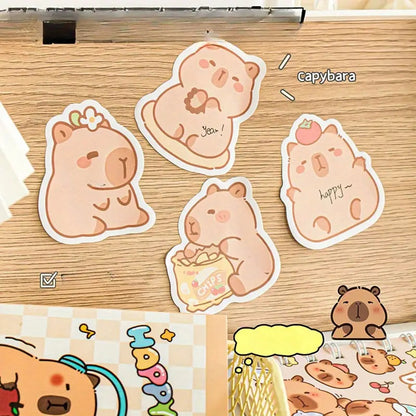 des mémos adhésifs inspirés des capybara. Avec leur expression calme et tendre, ils sont adorables. Dans des positions amusantes et mignonnes, ils sont parfaits pour laisser des messages.