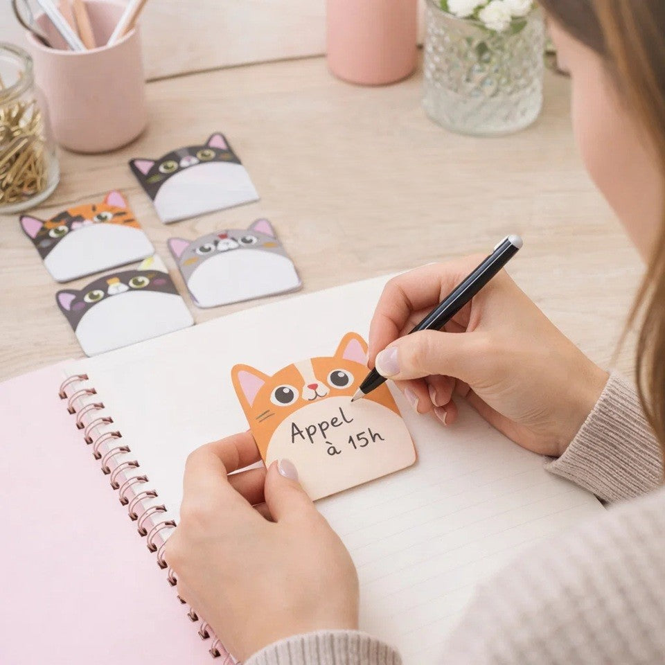 des mémos adhésifs en forme de petits chats de toutes les couleurs. Hyper mignons et pratiques pour noter les petits messages