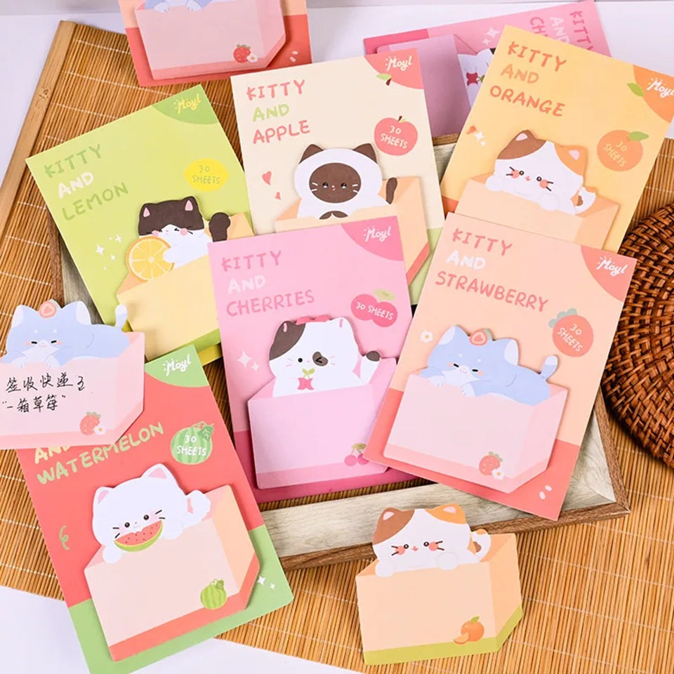Mémos adhésifs kawaii en forme de chats dans leur carton, 6 designs disponibles, 30 feuillets 🐱