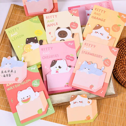 Mémos adhésifs kawaii en forme de chats dans leur carton, 6 designs disponibles, 30 feuillets 🐱