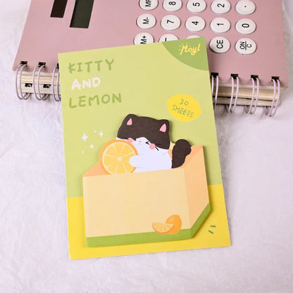 Mémo adhésif chat kawaii version citron, chat marron et blanc dans son carton jaune 🌟