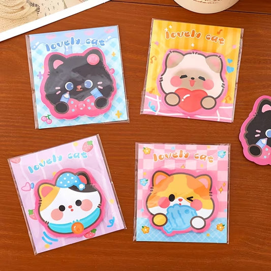 des mémos adhésifs d'adorables chats noirs, beige, calico et roux qui tiennent un neud, un coeur ou un poisson dans les pattes. Design chibi, kawaii et coloré