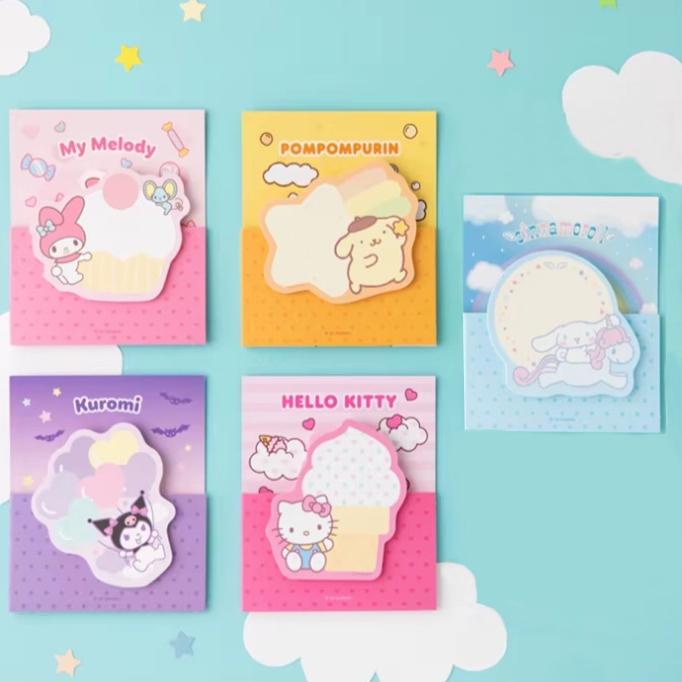 un duo de mémos adhésifs sur les personnages Sanrio: Kuromi, My Melody, Cinnamoroll, Hello Kitty et Pompompurin. Dans un petit livret décoré, deux modèles différents de mémos illustrés des personnages Sanrio.