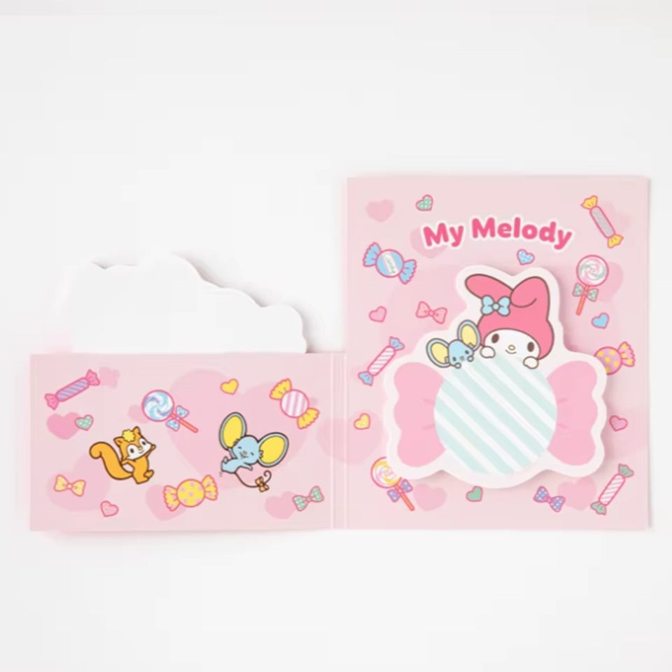 un duo de mémos adhésifs sur les personnages Sanrio: Kuromi, My Melody, Cinnamoroll, Hello Kitty et Pompompurin. Dans un petit livret décoré, deux modèles différents de mémos illustrés des personnages Sanrio.