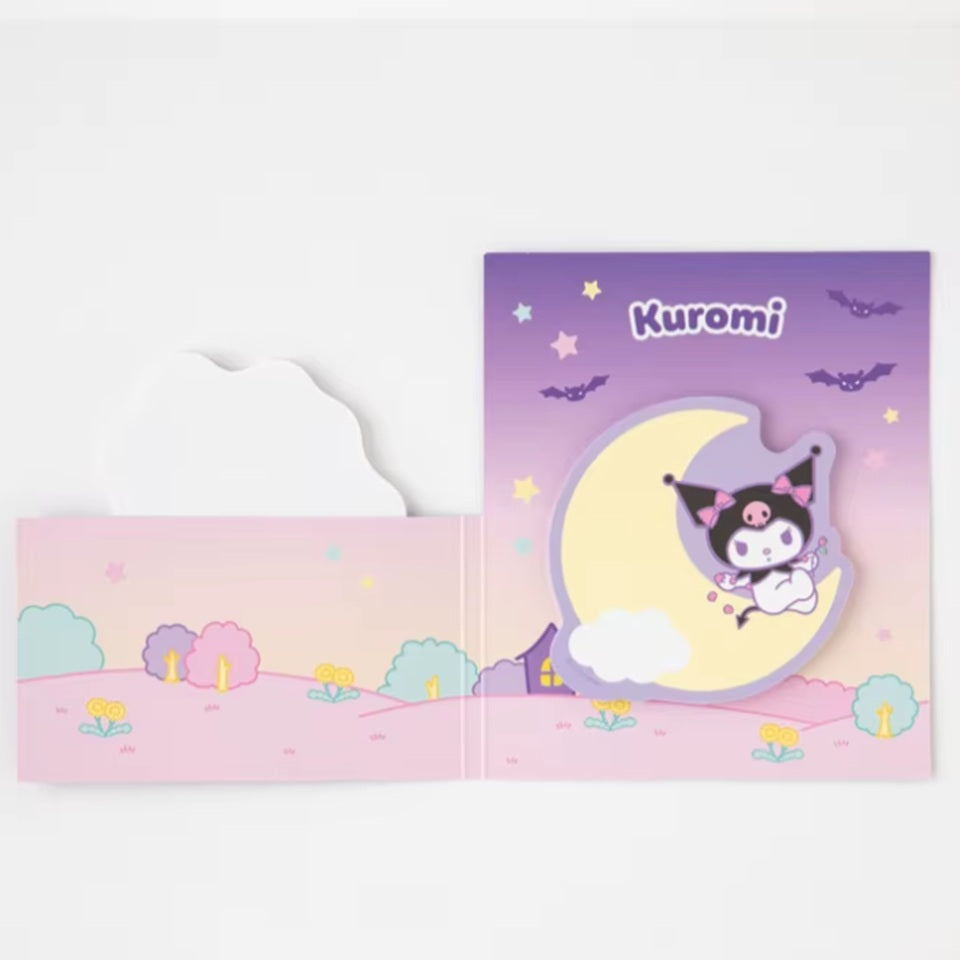 un duo de mémos adhésifs sur les personnages Sanrio: Kuromi, My Melody, Cinnamoroll, Hello Kitty et Pompompurin. Dans un petit livret décoré, deux modèles différents de mémos illustrés des personnages Sanrio.