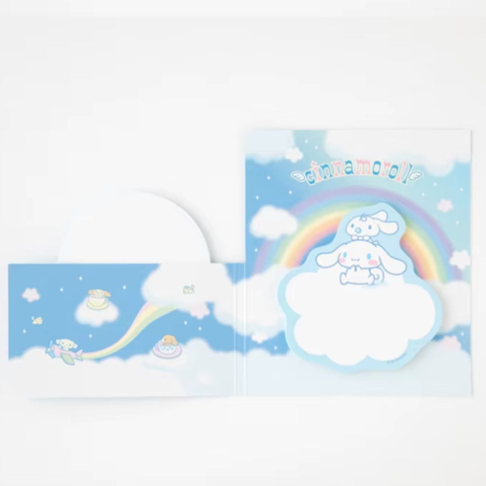 un duo de mémos adhésifs sur les personnages Sanrio: Kuromi, My Melody, Cinnamoroll, Hello Kitty et Pompompurin. Dans un petit livret décoré, deux modèles différents de mémos illustrés des personnages Sanrio.