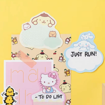 un duo de mémos adhésifs sur les personnages Sanrio: Kuromi, My Melody, Cinnamoroll, Hello Kitty et Pompompurin. Dans un petit livret décoré, deux modèles différents de mémos illustrés des personnages Sanrio.