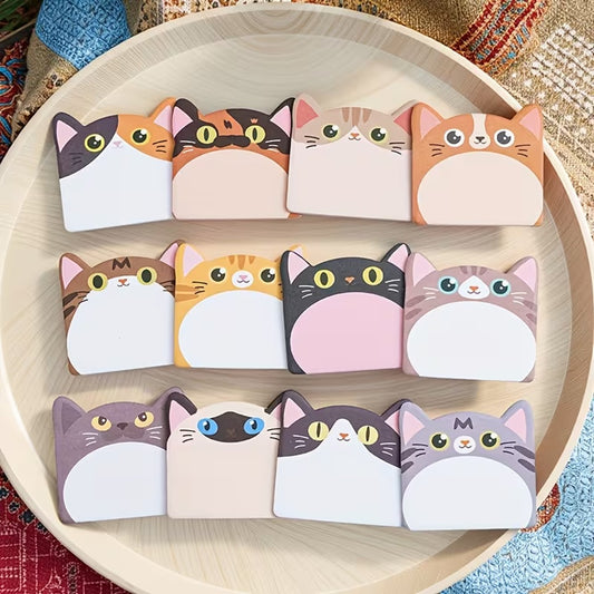 des mémos adhésifs en forme de petits chats de toutes les couleurs. Hyper mignons et pratiques pour noter les petits messages