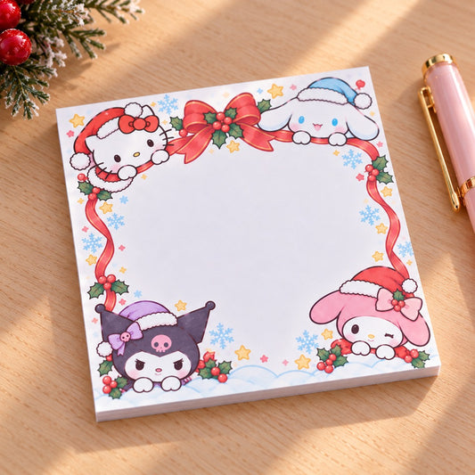 Bloc mémo carré kawaii de Noël Sanrio, décoré des adorables personnages Hello Kitty, Cinnamoroll, Kuromi et My Melody portant des bonnets de Noël. Son joli cadre festif aux couleurs pastel est orné de rubans rouges, de houx, de flocons de neige et de petites étoiles, avec un grand espace blanc pour écrire ses notes et messages. Présenté sur un bureau en bois clair avec un stylo rose et quelques décorations de Noël, ce bloc-notes japonais mignon est idéal pour les listes, les pense-bêtes et la papeterie kawa