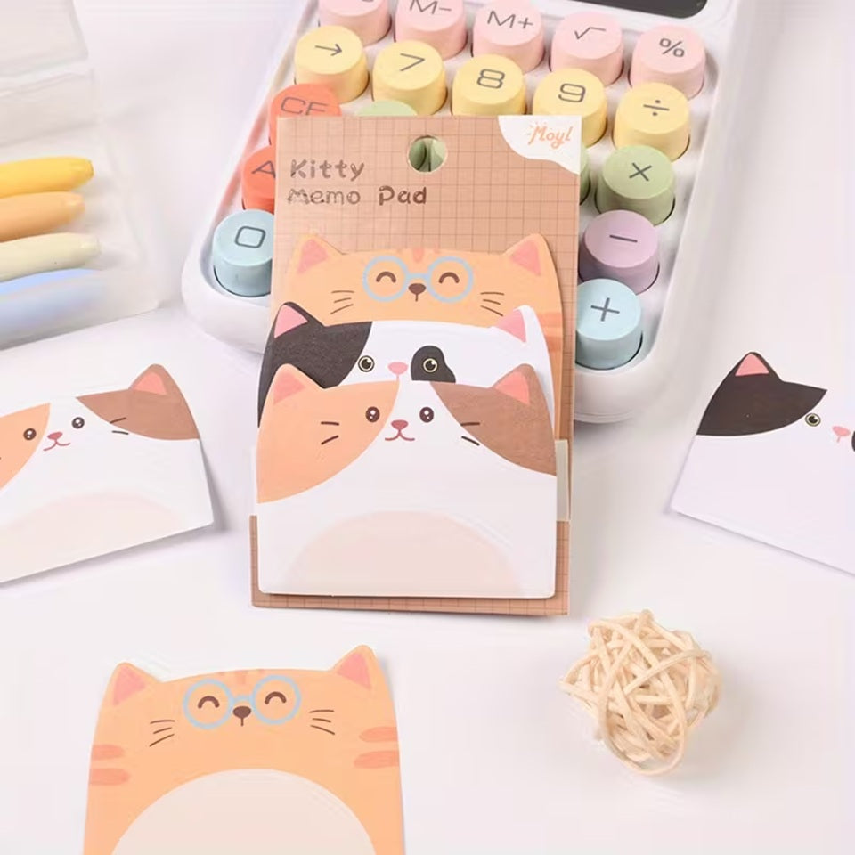 un trio de mémo adhésif composé de trois adorables chats calico, roux et blanc et noir. Très mignons pour égayer une note, un mot doux.