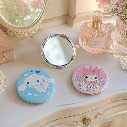 Deux miroirs de poche Sanrio kawaii posés sur une coiffeuse blanche, l'un ouvert reflétant la lumière ✨