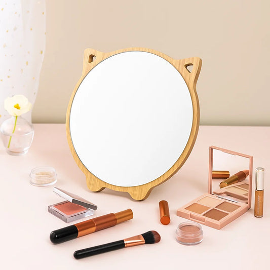 un miroir à poser sur une coiffeuse ou un bureau. Il est doté de petites oreilles de chat et de petites pattes adorables. Idéal pour se maquiller ou pour des petites retouches