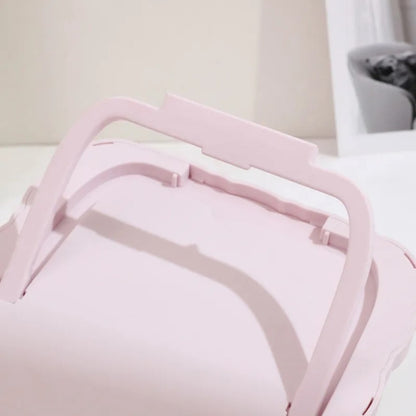 un adorable miroir rose à poser sur une table ou une coiffeuse. Il a des petites oreilles de chat et une expression hyper kawaii. C'est un élément de décoration hyper mignon.