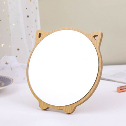 un miroir à poser sur une coiffeuse ou un bureau. Il est doté de petites oreilles de chat et de petites pattes adorables. Idéal pour se maquiller ou pour des petites retouches