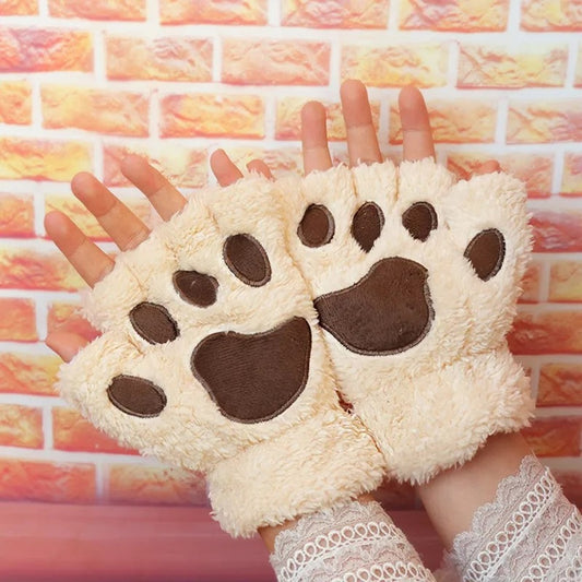 une paire de mitaines toutes peluchées en forme de patte de chat beige. Douceur et tendresse pour un style original