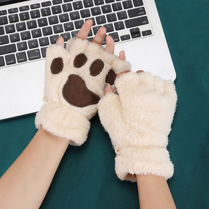 une paire de mitaines toutes peluchées en forme de patte de chat beige. Douceur et tendresse pour un style original