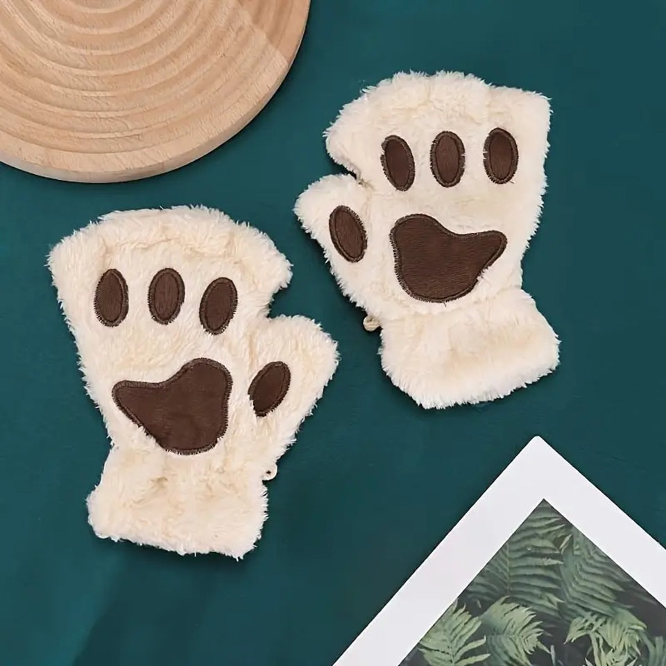 une paire de mitaines toutes peluchées en forme de patte de chat beige. Douceur et tendresse pour un style original