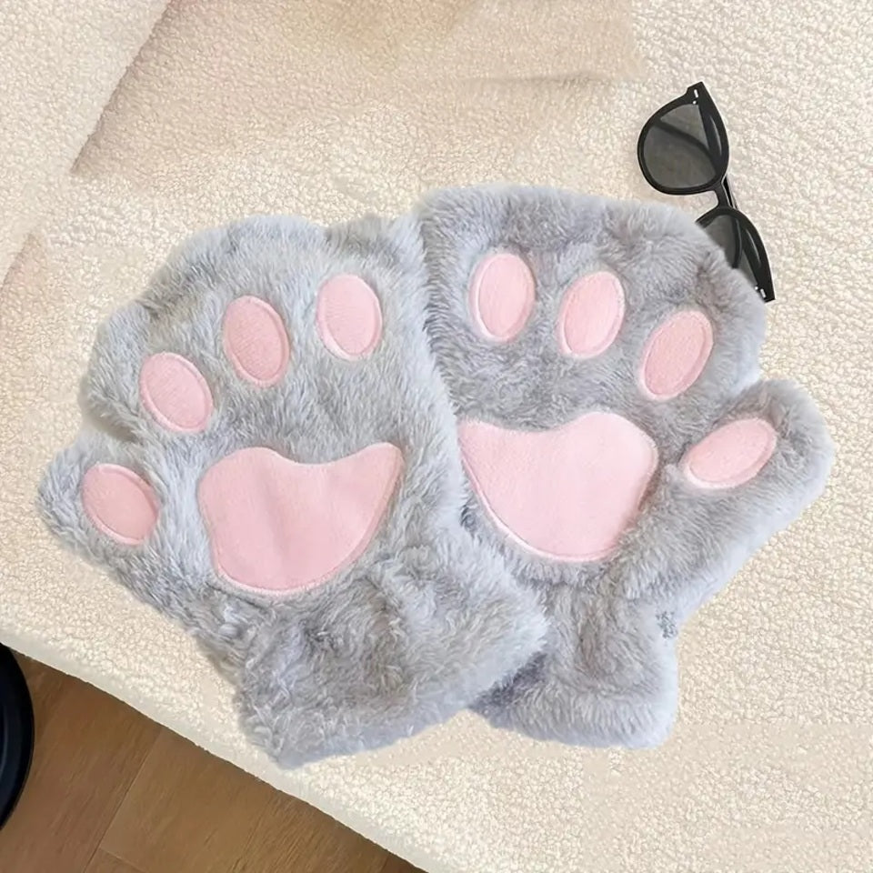 une paire de mitaines tout en peluche  grises et roses en forme de patte de chat. 