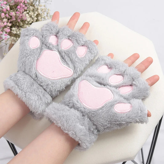 une paire de mitaines tout en peluche  grises et roses en forme de patte de chat. 