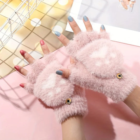 une paire de mitaines roses au design d'une patte de chat en forme de coeur qui se transforme en moufle en un clin d'oeil