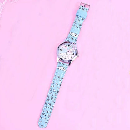 une superbe montre à quartz Cinnamoroll. Le cadran et le bracelet bleu sont décorés d'adorables petits cinnamoroll.