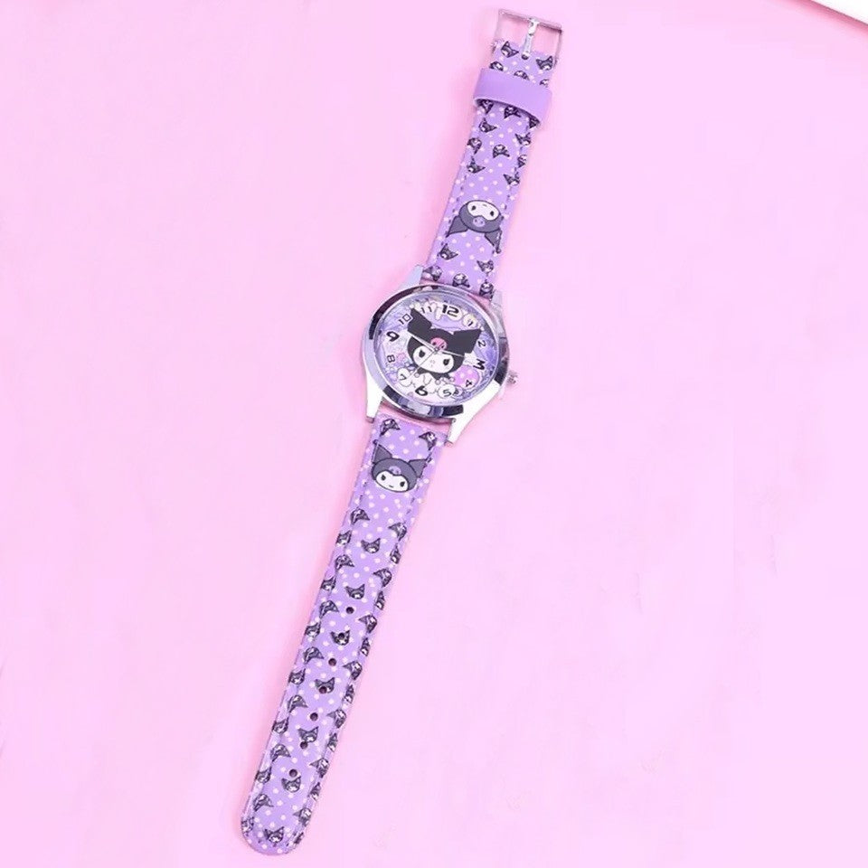 une superbe montre à quartz à l'effigie de la rebelle Kuromi. Son bracelet et son cadran illustré de détails qui rappellent le caractère de ce personnage attachant.