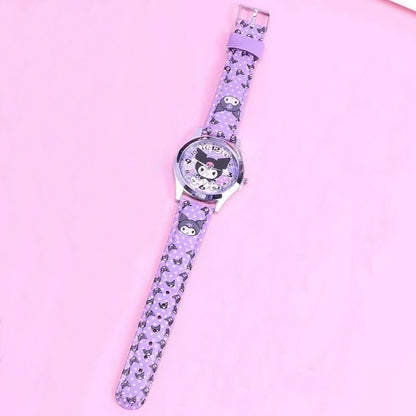 une superbe montre à quartz à l'effigie de la rebelle Kuromi. Son bracelet et son cadran illustré de détails qui rappellent le caractère de ce personnage attachant.