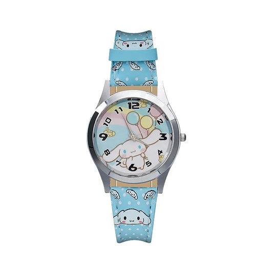 une superbe montre à quartz Cinnamoroll. Le cadran et le bracelet bleu sont décorés d'adorables petits cinnamoroll.