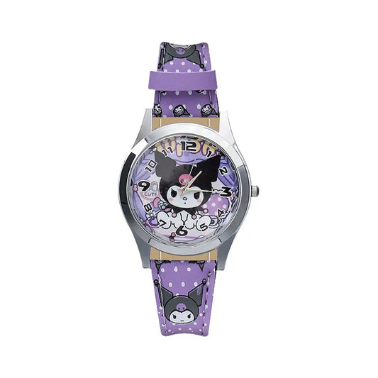 une superbe montre à quartz à l'effigie de la rebelle Kuromi. Son bracelet et son cadran illustré de détails qui rappellent le caractère de ce personnage attachant.
