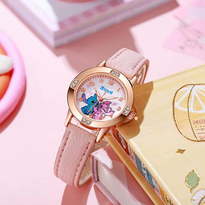 une superbe montre à quartz Stitch. Bracelet simili cuir rose, illustration de Stitch et Angel dans le cadran. Quelques strass autour du cadran viennent apporter de la brillance.