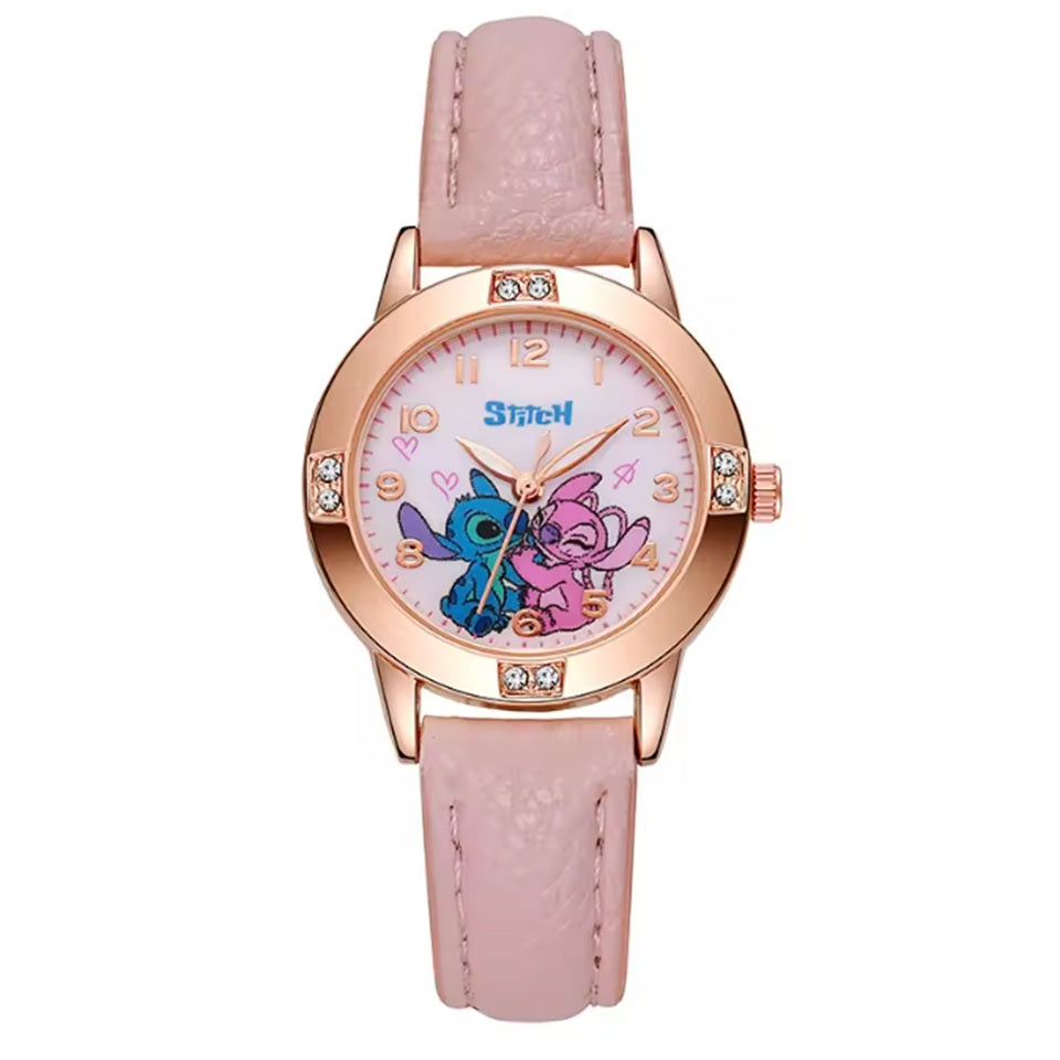 une superbe montre à quartz Stitch. Bracelet simili cuir rose, illustration de Stitch et Angel dans le cadran. Quelques strass autour du cadran viennent apporter de la brillance.