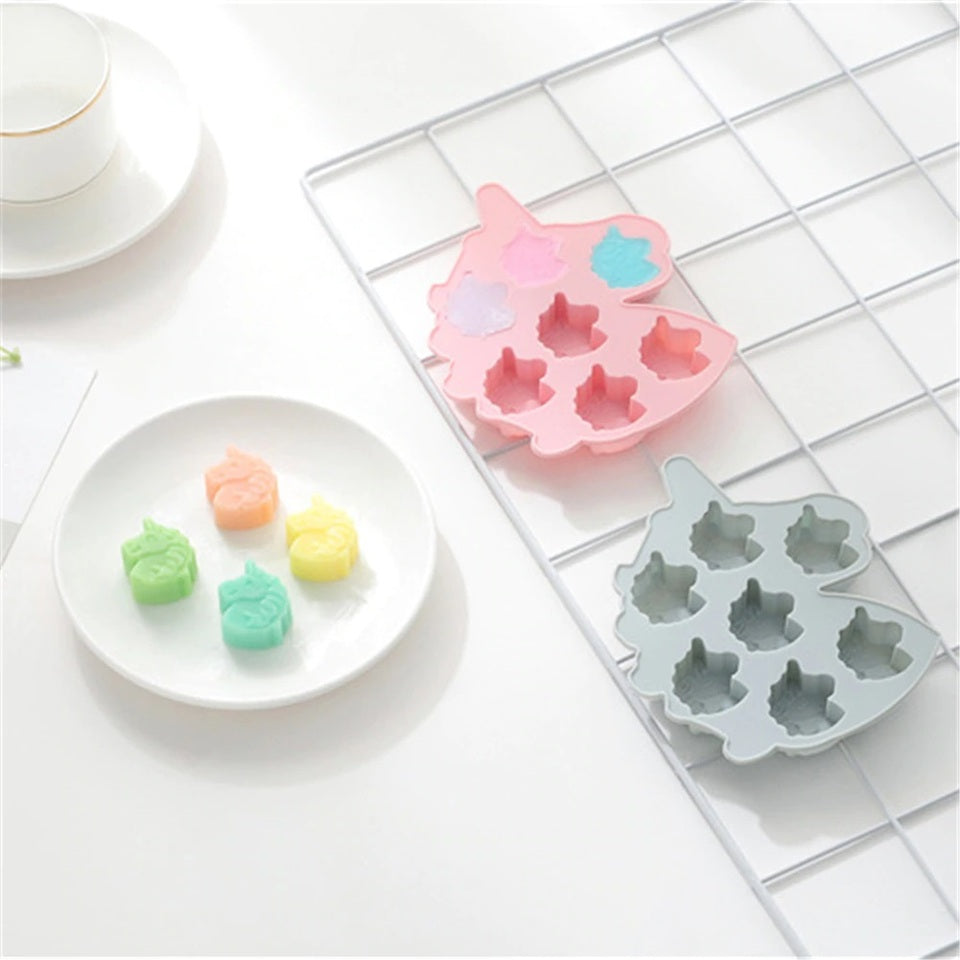 un moule en forme de licorne hyper mignon. Pour réaliser des savons, des biscuits, il est idéal !