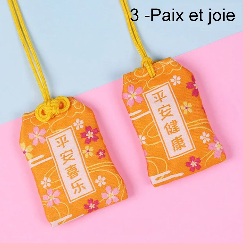 des omamori, porte-bonheur japonais aux motifs et couleurs variés selon le type desouhait : amour, bonheur, argent, paix et sécurité etc... A remplir puis offrir.