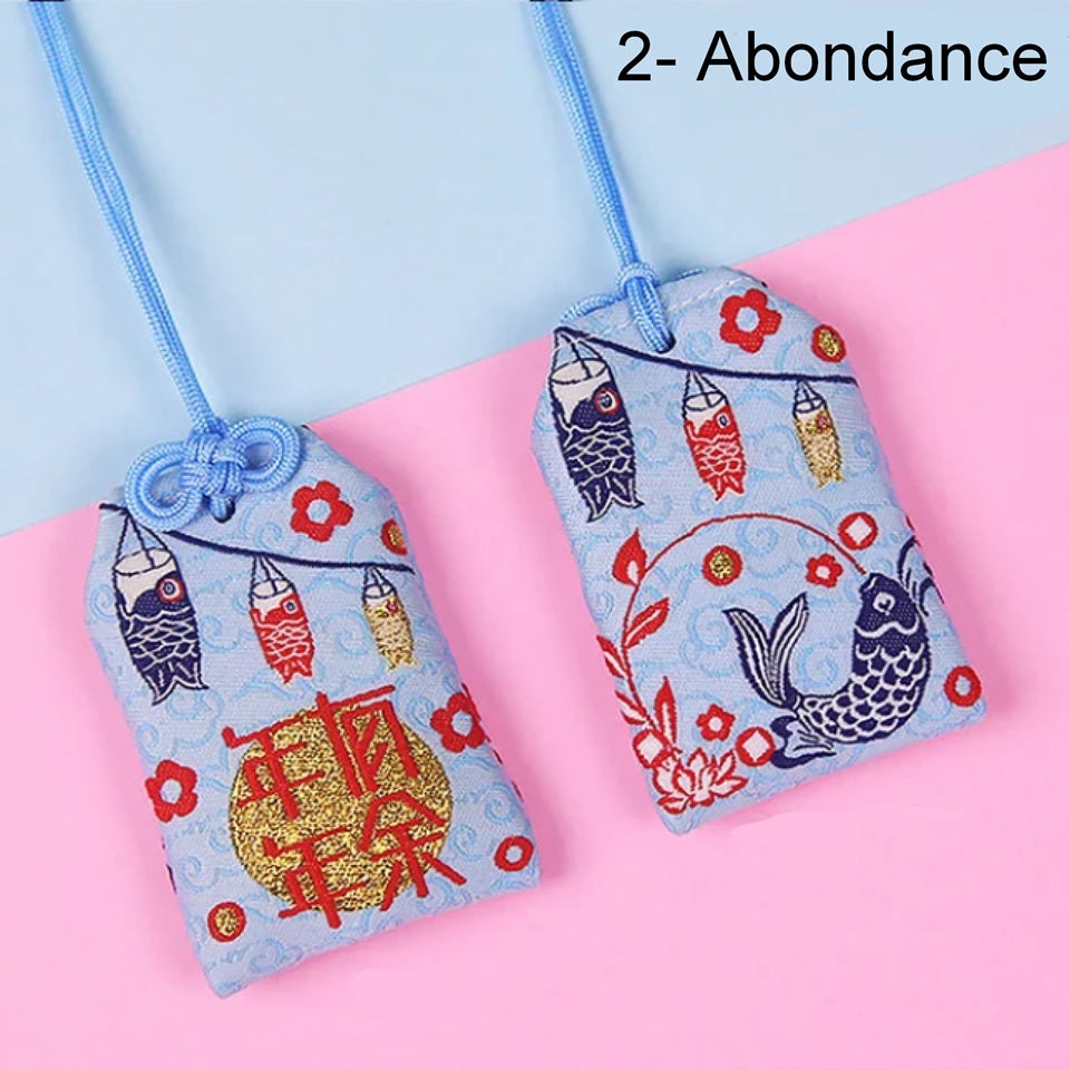 des omamori, porte-bonheur japonais aux motifs et couleurs variés selon le type desouhait : amour, bonheur, argent, paix et sécurité etc... A remplir puis offrir.