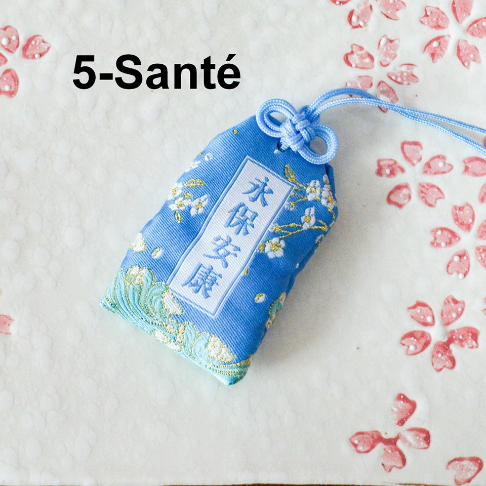 des omamori, porte-bonheur japonais aux motifs et couleurs variés selon le type desouhait : amour, bonheur, argent, paix et sécurité etc... A remplir puis offrir.
