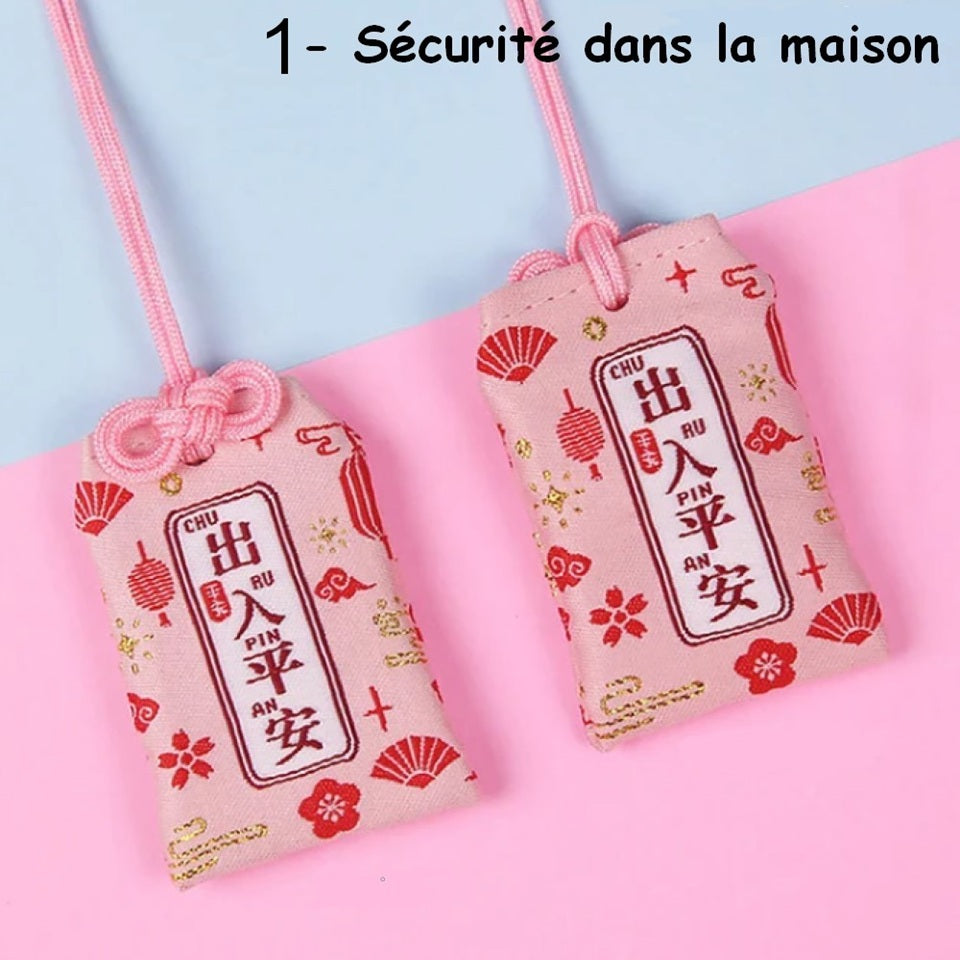 des omamori, porte-bonheur japonais aux motifs et couleurs variés selon le type desouhait : amour, bonheur, argent, paix et sécurité etc... A remplir puis offrir.