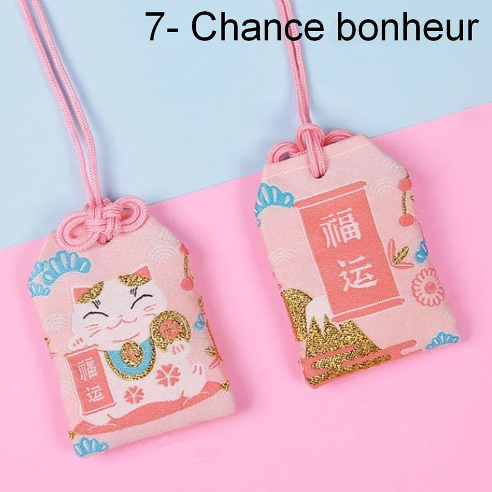 des omamori, porte-bonheur japonais aux motifs et couleurs variés selon le type desouhait : amour, bonheur, argent, paix et sécurité etc... A remplir puis offrir.