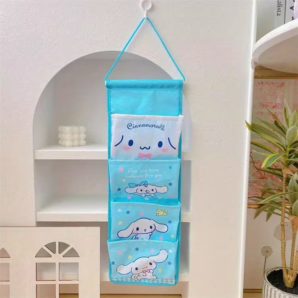 Rangement mural Cinnamoroll bleu à plusieurs poches, installé dans une jolie pièce clair et calme