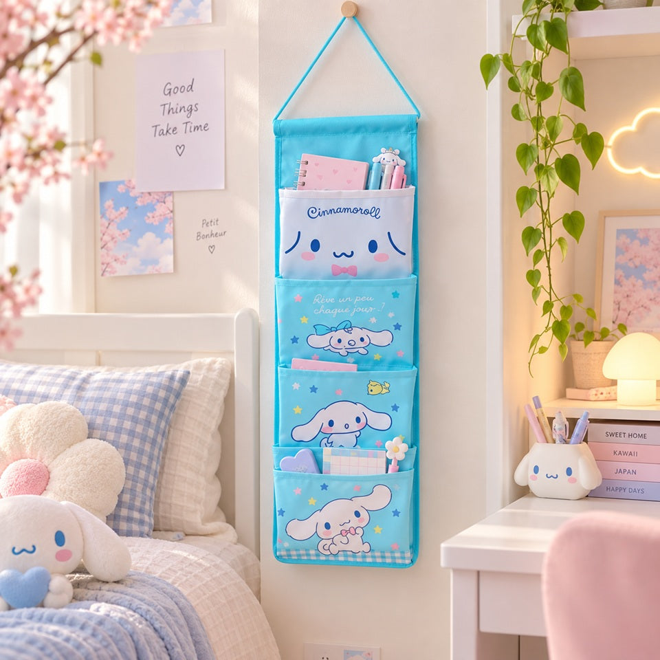 Rangement mural Cinnamoroll bleu à plusieurs poches, rempli de papeterie kawaii et installé dans une jolie chambre aux tons pastel.