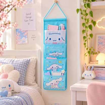 Rangement mural Cinnamoroll bleu à plusieurs poches, rempli de papeterie kawaii et installé dans une jolie chambre aux tons pastel.