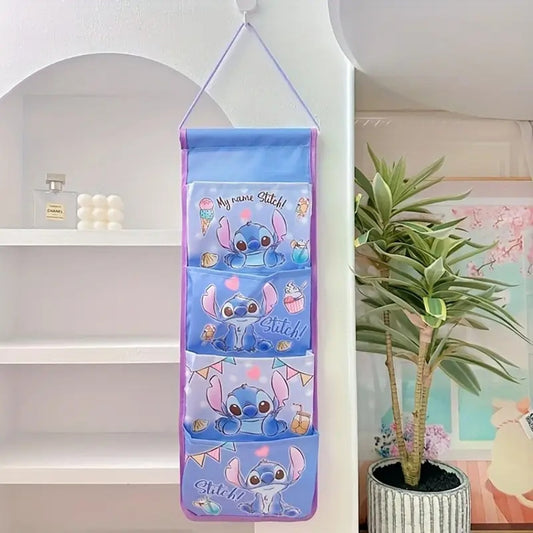 un organisateur à accrocher au mur composé de quatre grandes poches chacune joliment décorée d'un stitch adorable et mignon. Grande capacité de rangement, idéal pour la papeterie
