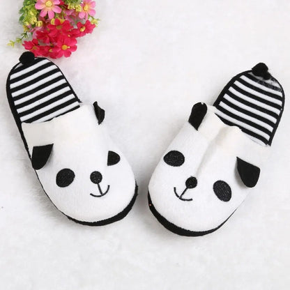 une paire de pantoufles noires et blanches à l'intérieur rayé au design de panda super mignon. 