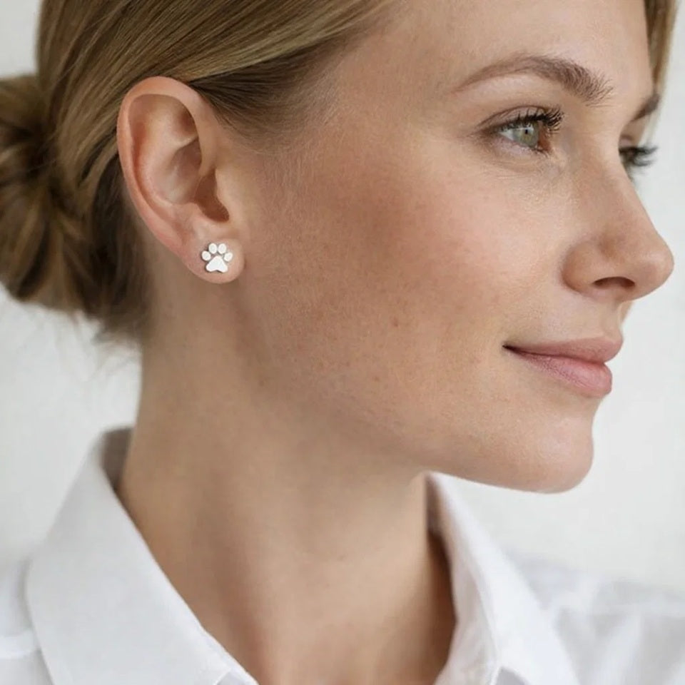 une parure de bijoux argentés en forme de patte d'animaux trop mignons. Symbole d'amour et de respect.
