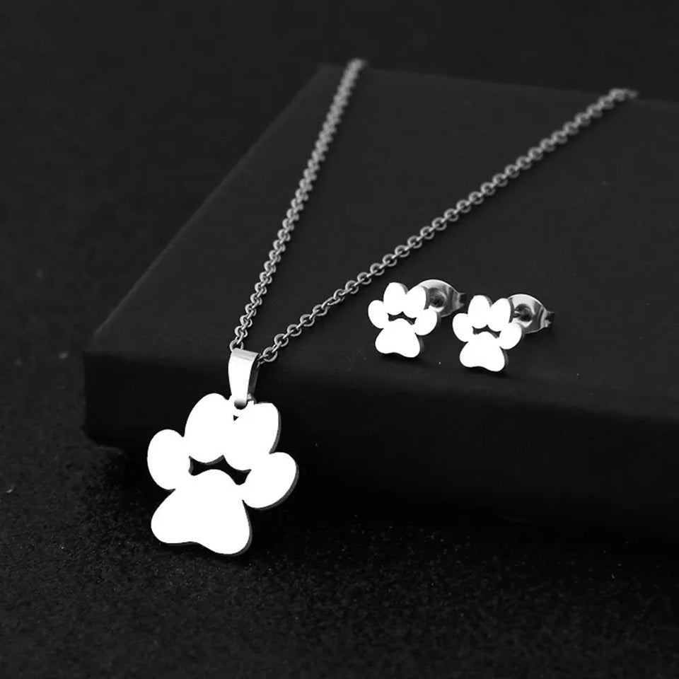 une parure de bijoux argentés en forme de patte d'animaux trop mignons. Symbole d'amour et de respect.